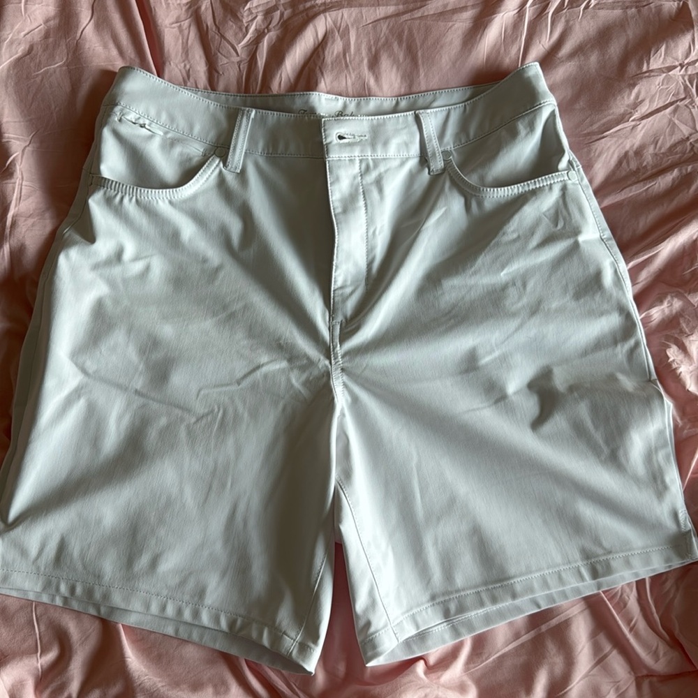Tommy Bahama Women’s size 12 shorts. Kira cay, golf Bermuda white
